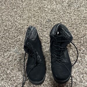 Rouge Helium Black Lace-Up Boots